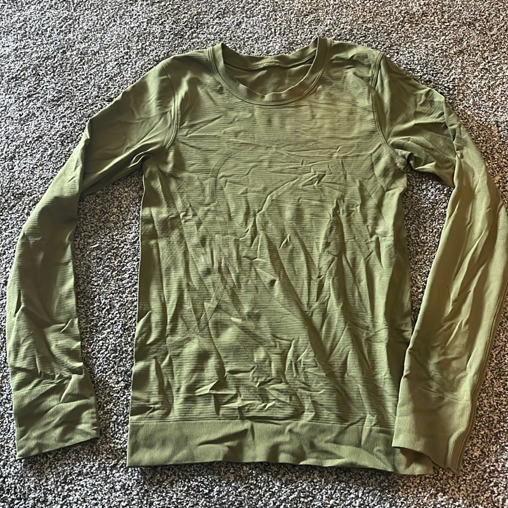 Lululemon long sleeve relaxed fit 

- green size 0